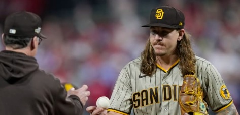 Mike Clevinger saliendo del juego en la primera entrada ante Phillies.