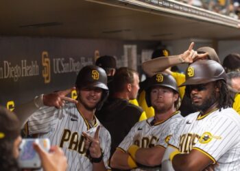 El festejo de Wil Myers por su cuadrangular con Jake Cronenworth y Josh Bell tras.