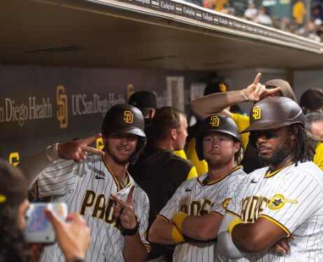 El festejo de Wil Myers por su cuadrangular con Jake Cronenworth y Josh Bell tras.