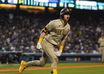 Jake Cronenworth celebrando su cuadrangular ante Dodgers.