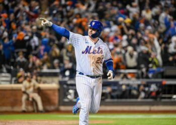 Pete Alonso al comenzar su recorrido por las bases tras pegar un cuadrangular ante Padres
