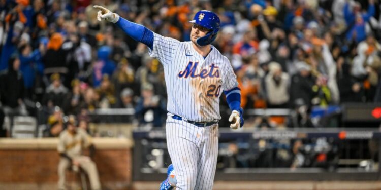 Pete Alonso al comenzar su recorrido por las bases tras pegar un cuadrangular ante Padres