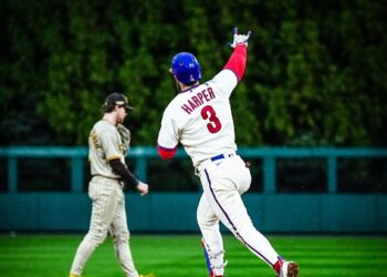 Bryce Harper dando vuelta a las bases tras el cuadrangular que le dio el triunfo a los Phillies.