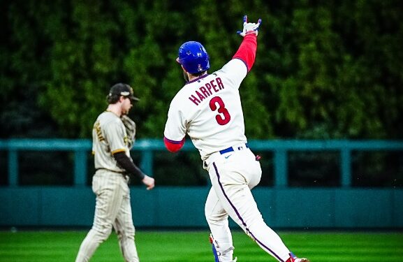 Bryce Harper dando vuelta a las bases tras el cuadrangular que le dio el triunfo a los Phillies.