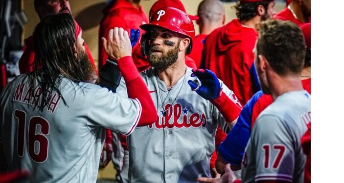 Bryce Harper festejando con sus compañeros tras pegar un cuadrangular ante los Padres.
