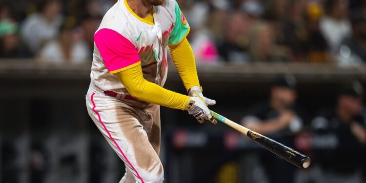 Brandon Drury conectando un imparable ante los White Sox la noche del viernes.