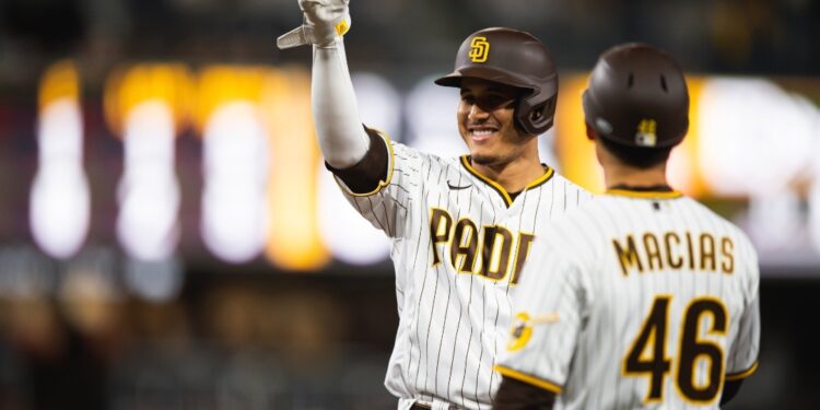 Manny Machado apuntando hacia las gradas tras su sencillo ante Giants.