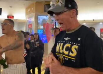 Bob Melvin y Manny Machado celebrando la victoria en la Serie Divisional ante Dodgers.