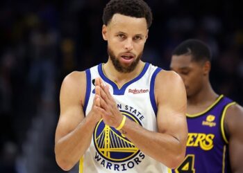 Stephen Curry tuvo más de 30 puntos en el primer juego de la temporada.