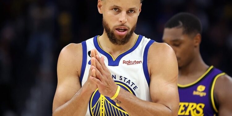 Stephen Curry tuvo más de 30 puntos en el primer juego de la temporada.
