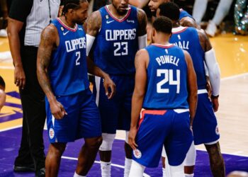 Los jugadores de Clippers reunidos en la duela.