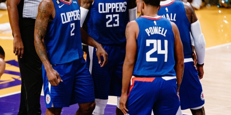 Los jugadores de Clippers reunidos en la duela.