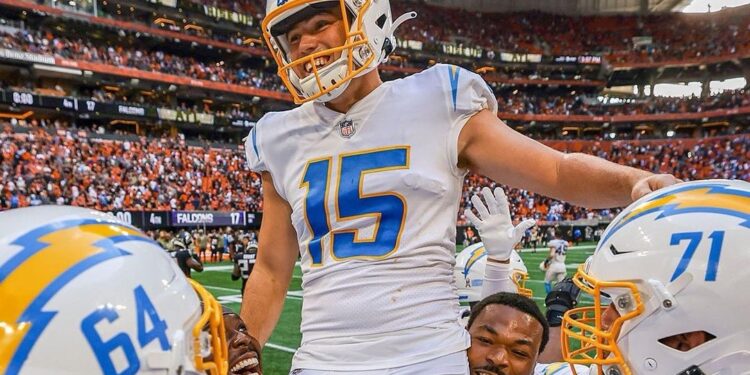 Cameron Dicker siendo cargado en hombros por sus compañeros tras su gol de campo ganador.