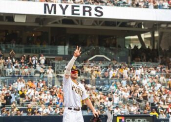 Wil Myers despidiéndose de la gente en Petco Park en lo que pudo ser su último juego como jugador de los Padres.