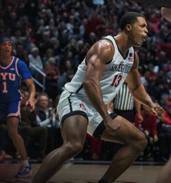 Jaedon LeDee festejando una canasta que ayudó al triunfo de San Diego State.