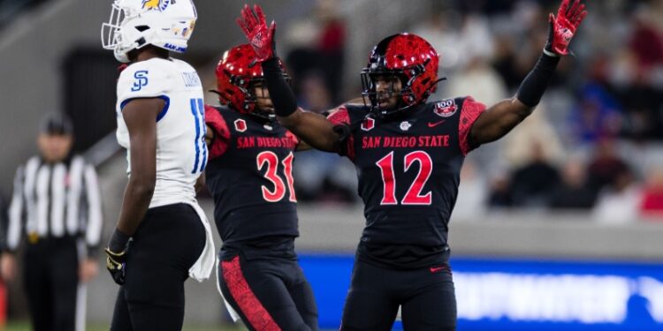 Dallas Branch celebrando su intercepción ante la ofensiva de San José State.