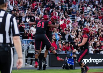 Mark Redman celebrando su primera anotación como jugador de los Aztecs.