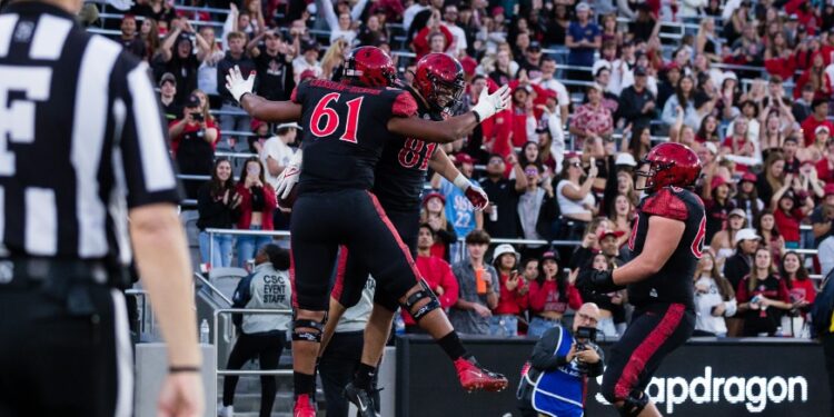 Mark Redman celebrando su primera anotación como jugador de los Aztecs.
