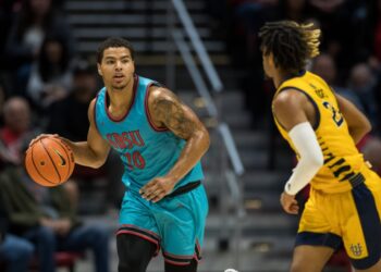 Matt Bradley y el resto de los Aztecs se las vieron complicadas para ganar.