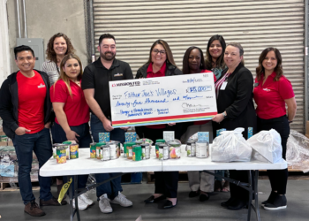 Apoyan con comida en Father Joe's