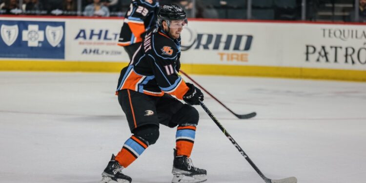 Jacob Perreault buscando el puck ante la Barracuda el miércoles por la noche.