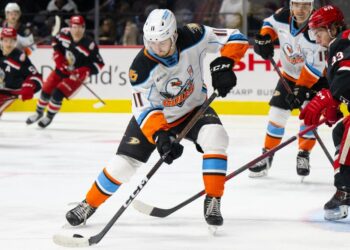 Jacob Perreault con el dominio del puck frente a los Griffins.