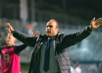 Landon Donovan cantando con la afición del San Diego Loyal.