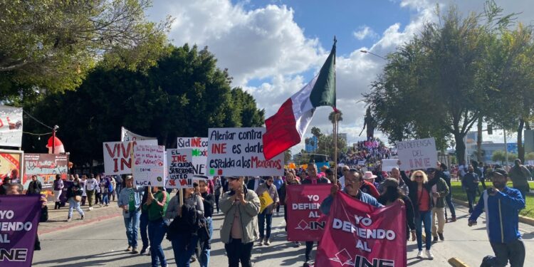 Marcha en defensa del INE en Tijuana