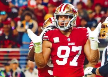 Nick Bosa celebrando tras capturar a Justin Herbert.