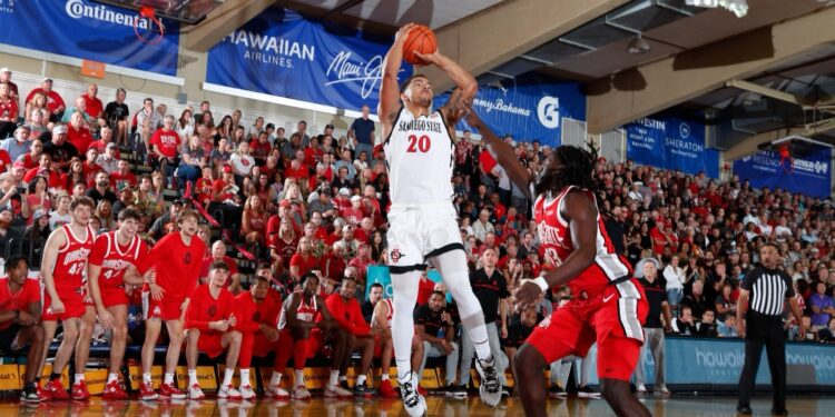 Matt Bradley elevándose para anotar ante Arkansas en el Maui Invitational.