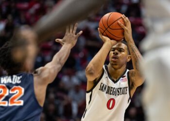 Keshad Johnson previo a encestar otra canasta de tres puntos para los Aztecs.