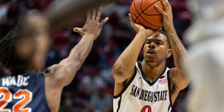 Keshad Johnson previo a encestar otra canasta de tres puntos para los Aztecs.