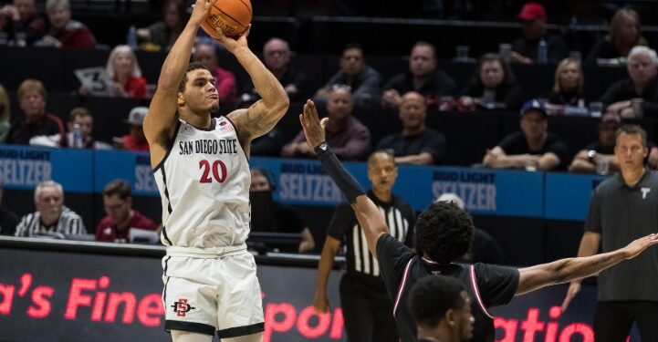 Matt Bradley liderando el regreso de los Aztecs ante los Trojans.