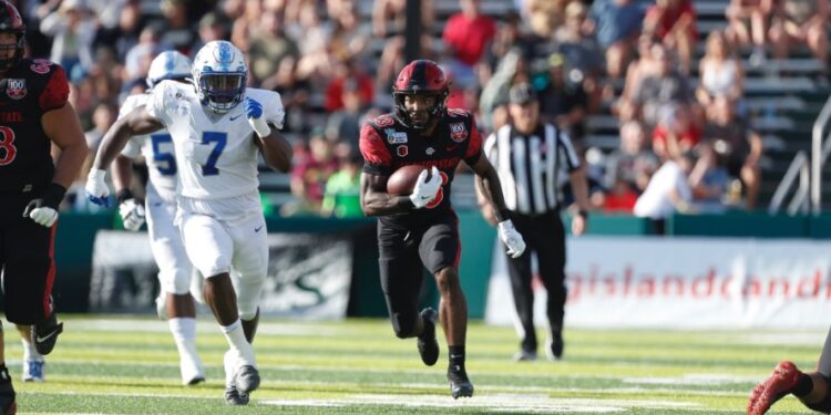 Kenan Christon escapando de los defensivos de Middle Tennessee State.