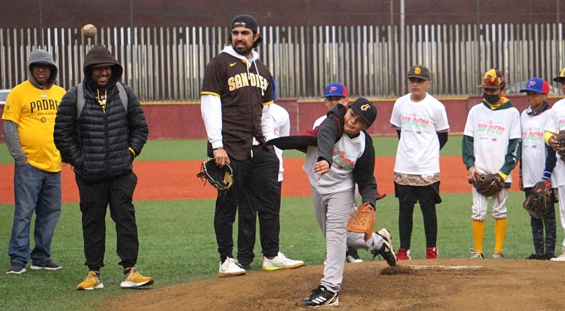 Daniel Camarena evaluando el talento joven de la Liga Guaycura.