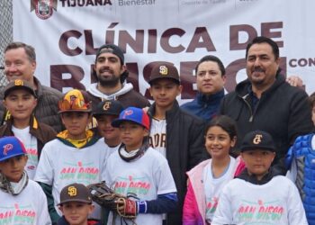 Daniel Camarena junto a los peloteritos de la Liga Guaycura en la Unidad Deportiva Benito Juárez.