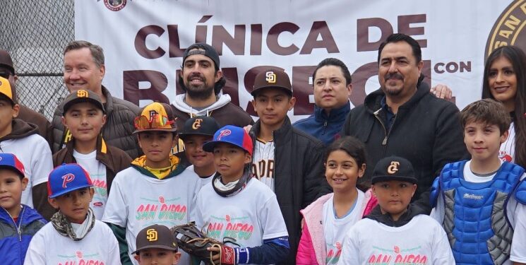 Daniel Camarena junto a los peloteritos de la Liga Guaycura en la Unidad Deportiva Benito Juárez.