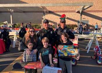 Policía de Chula Vista realiza tradicional entrega de alimentos y juguetes