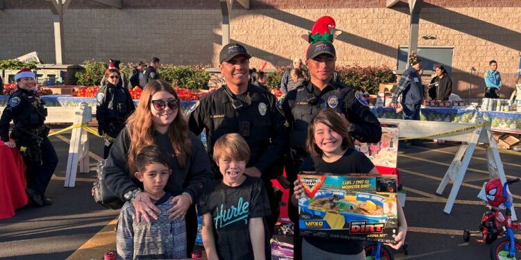 Policía de Chula Vista realiza tradicional entrega de alimentos y juguetes