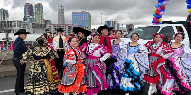 Comunidad Hispana en Holiday Parade