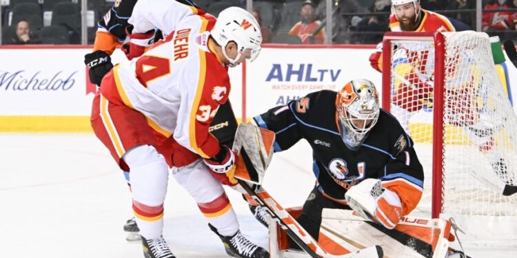 Calgary cerca de anotarle otro gol a San Diego durante la goleada del viernes.