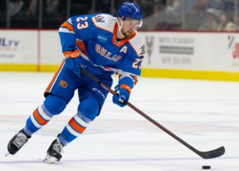 Justin Kirkland con el manejo del puck en la derrota del viernes.