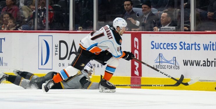 Jacob Perreault buscando poner el puck dentro de la portería ante Henderson.