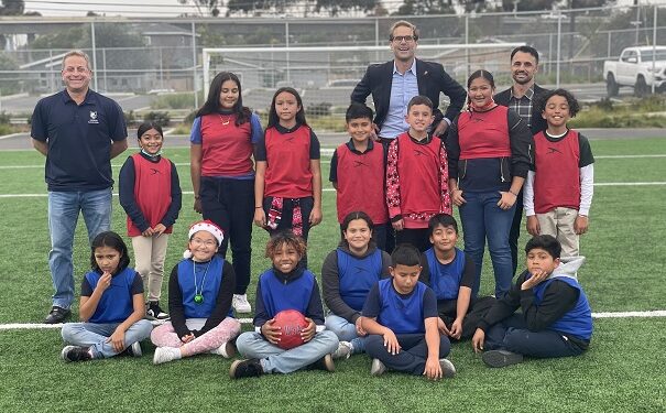 Inauguran campo de futbol soccer en Emerson Elementary School