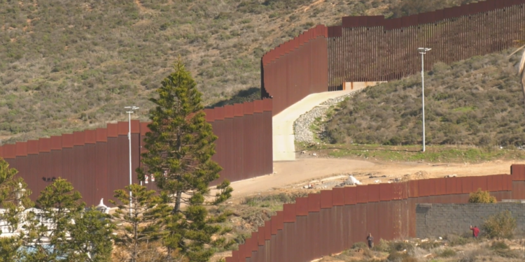 Fallece migrante hindú y su hijo en brazos resulta ileso al cruzar por el muro fronterizo en Tijuana