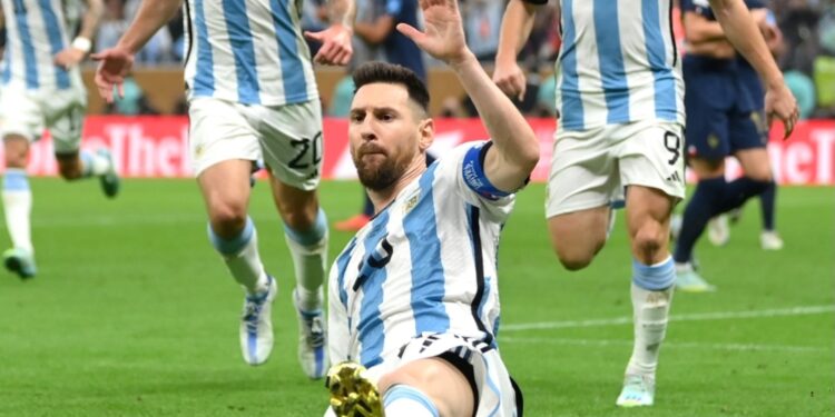 Lionel Messi celebrando su gol de penal ante Francia.
