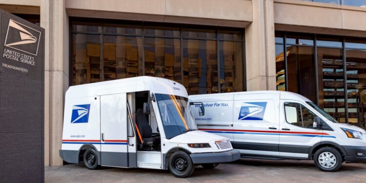 La administración Biden-⁠Harris anuncia inversión histórica para electrificar la flota del servicio postal