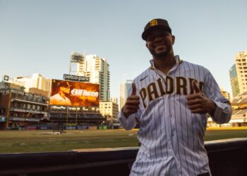 Xander Bogaerts posando con su nueva camisa de los Padres.