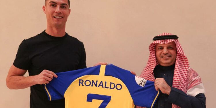 Cristiano Ronaldo firma contrato con Al-Nassr