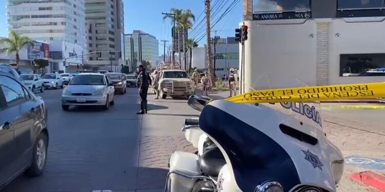 Encuentran seis cadáveres dentro de una camioneta en Plaza Conquistador sobre Bulevard Agua Caliente